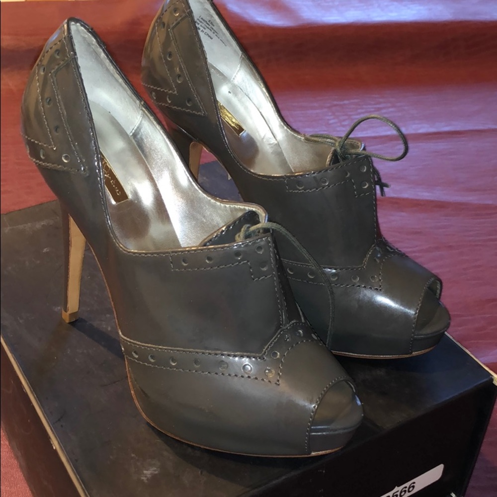 Report signature platform heels